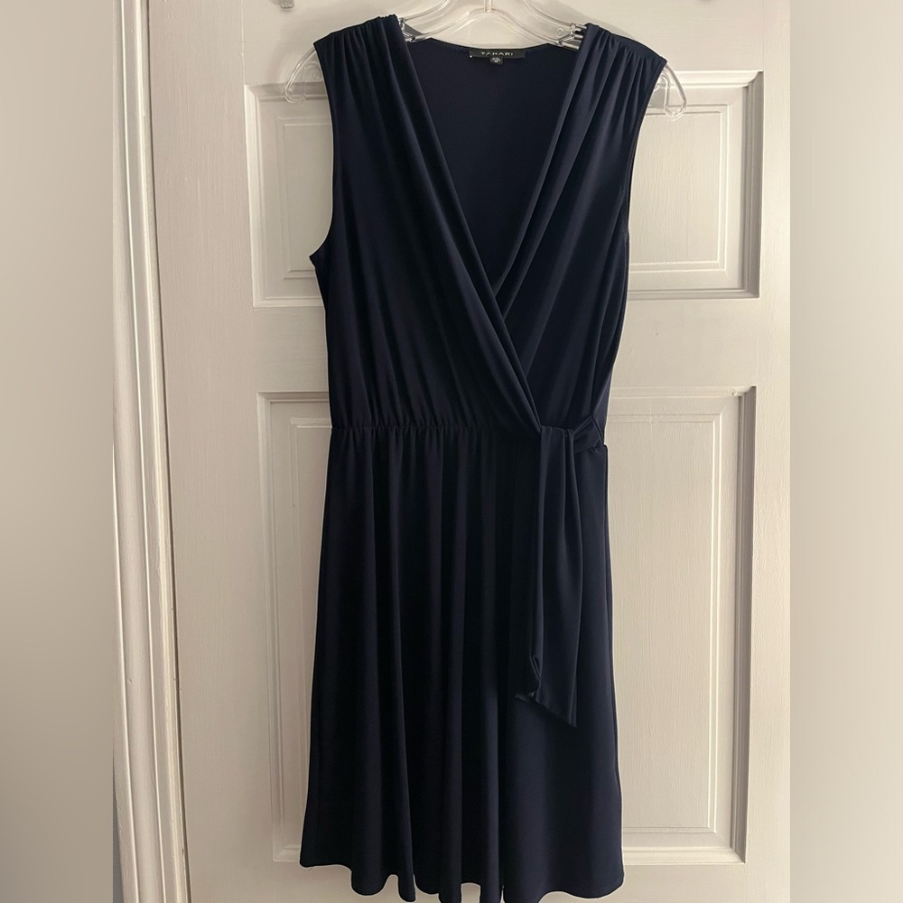 Tahari Vneck, sleeveless dress. navy, size Medium